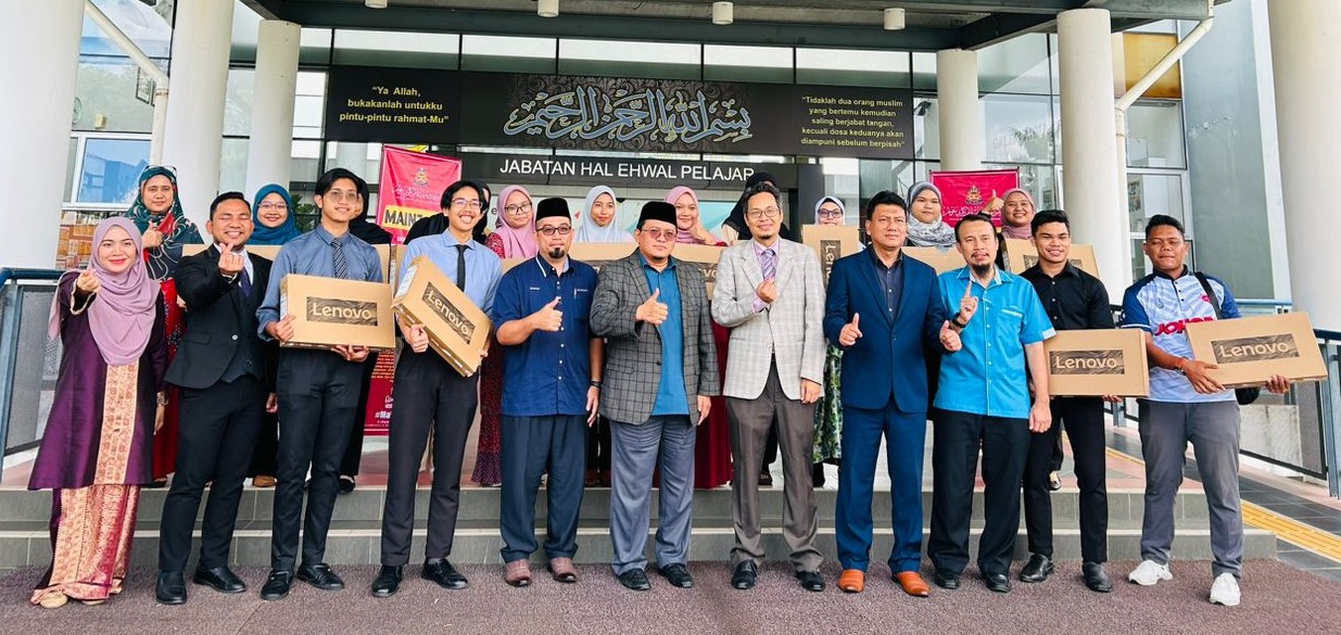 20 anak Johor UUM terima bantuan komputer riba MAINJ